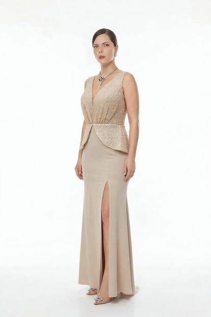 فستان سهرة بيج اللون بفتحة رقبة على شكل حرف V ومقاسات كبيرة